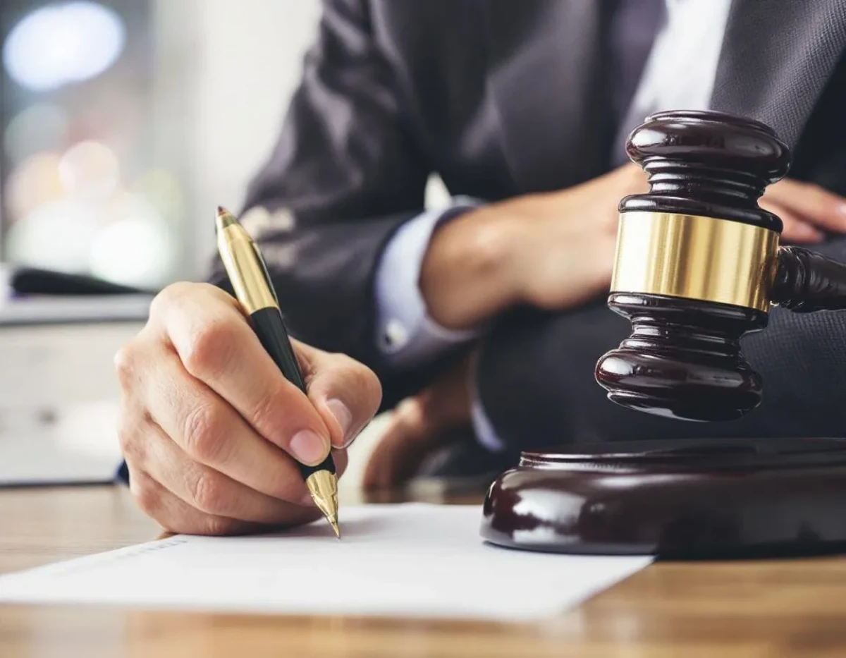 Arbitrage et Médiation : Stratégies Efficaces pour Résoudre Vos Litiges en 2025